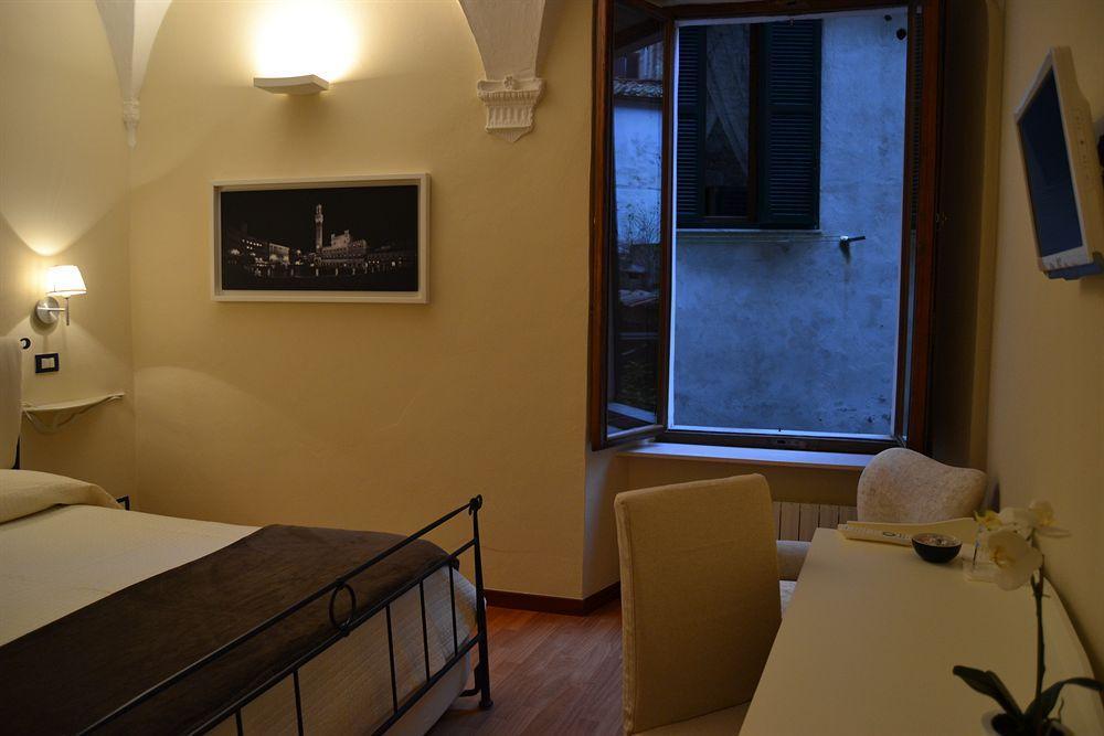 B&B Quattro Cantoni Siena Bagian luar foto
