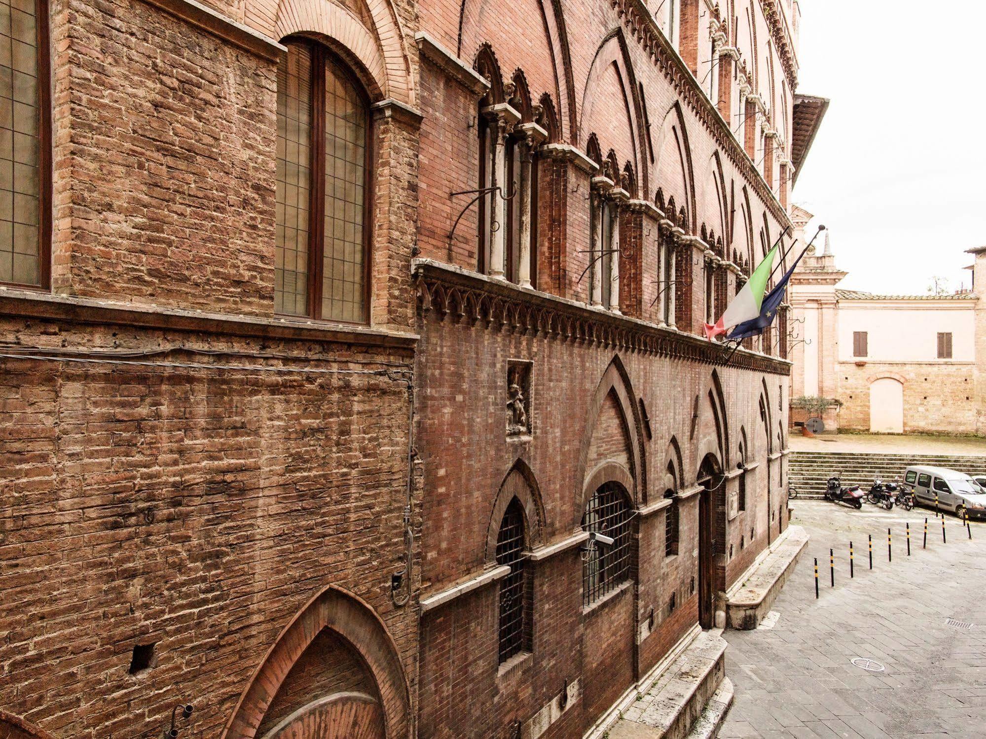 B&B Quattro Cantoni Siena Bagian luar foto