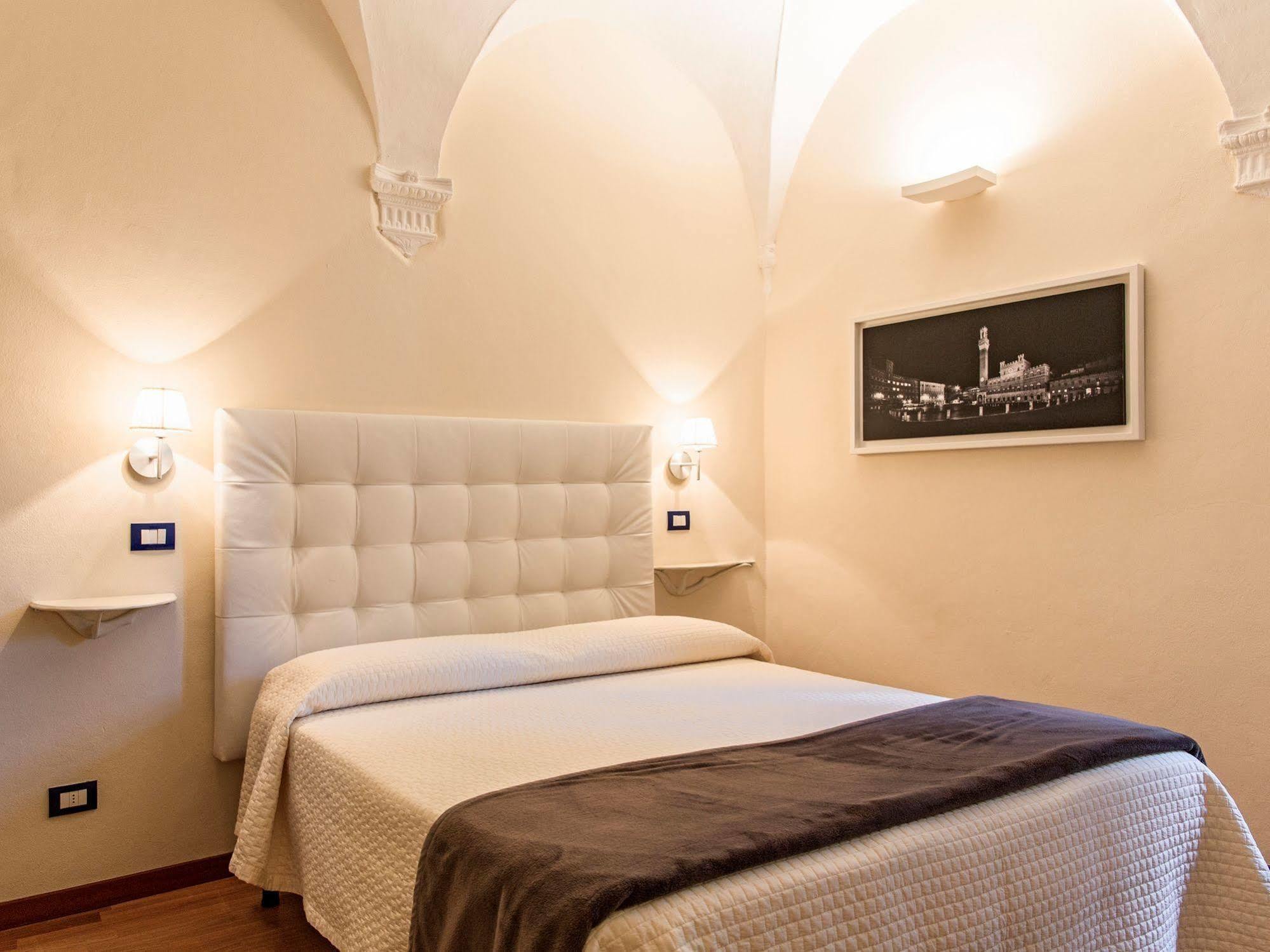 B&B Quattro Cantoni Siena Bagian luar foto
